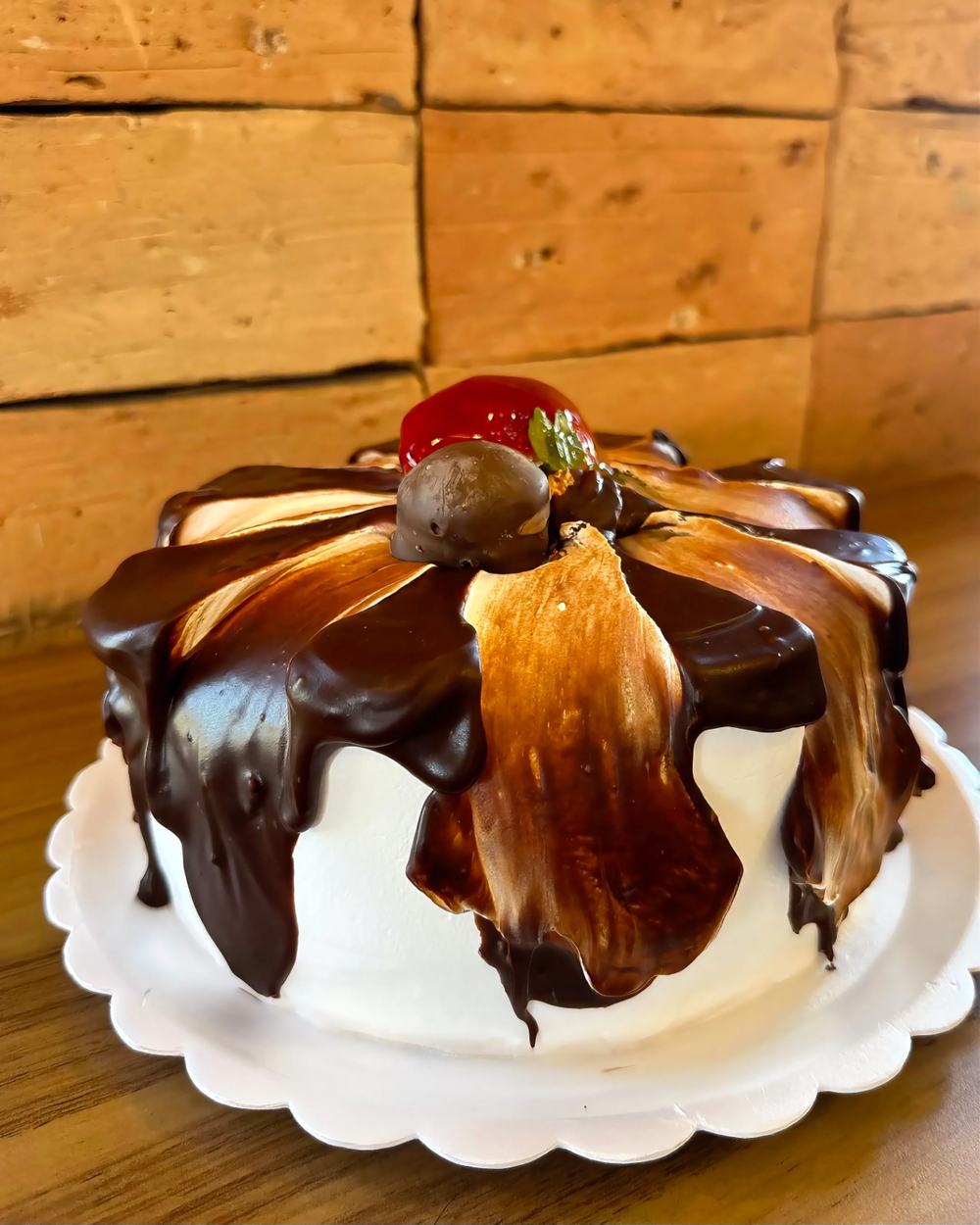 Bolo artesanal Stravaganza com cobertura de chocolate e morango