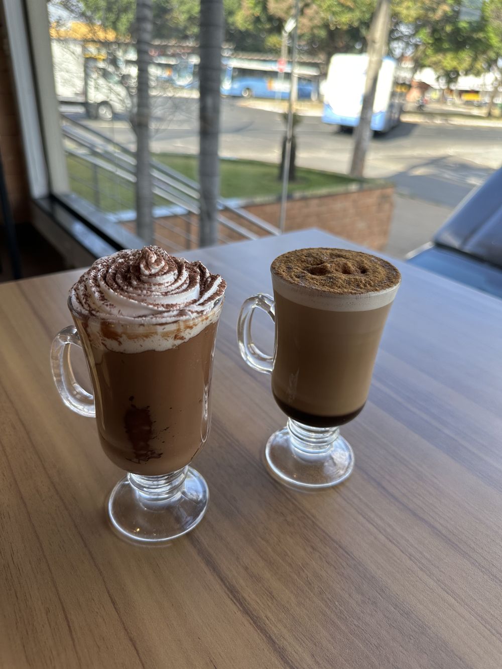 Bebidas quentes Stravaganza, chocolate e café com leite