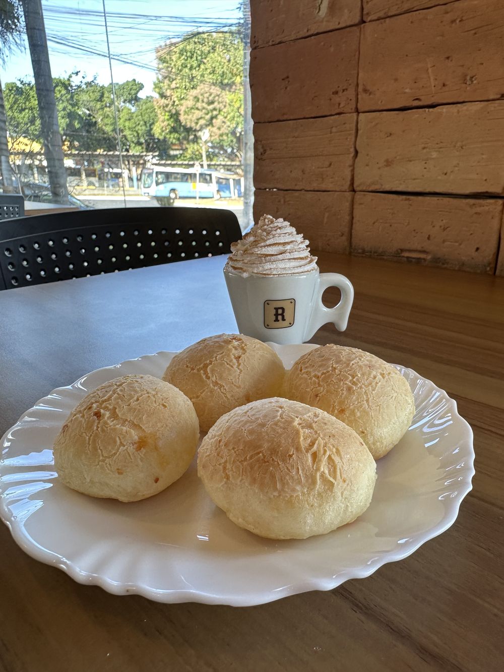 Café expresso com chantilly, servido com pães de queijo Stravaganza