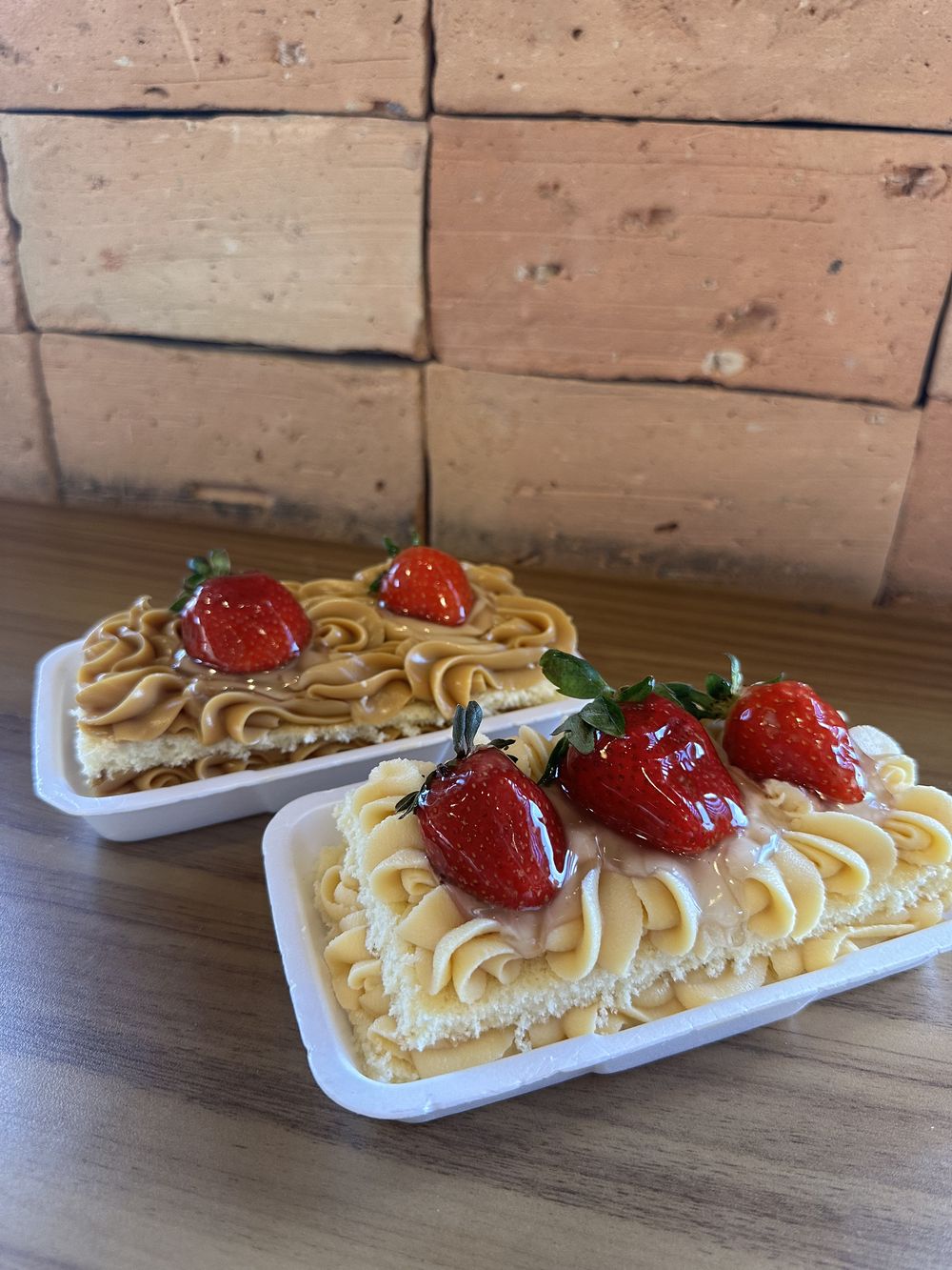 Fatia individual de bolo com doce de leite e morango