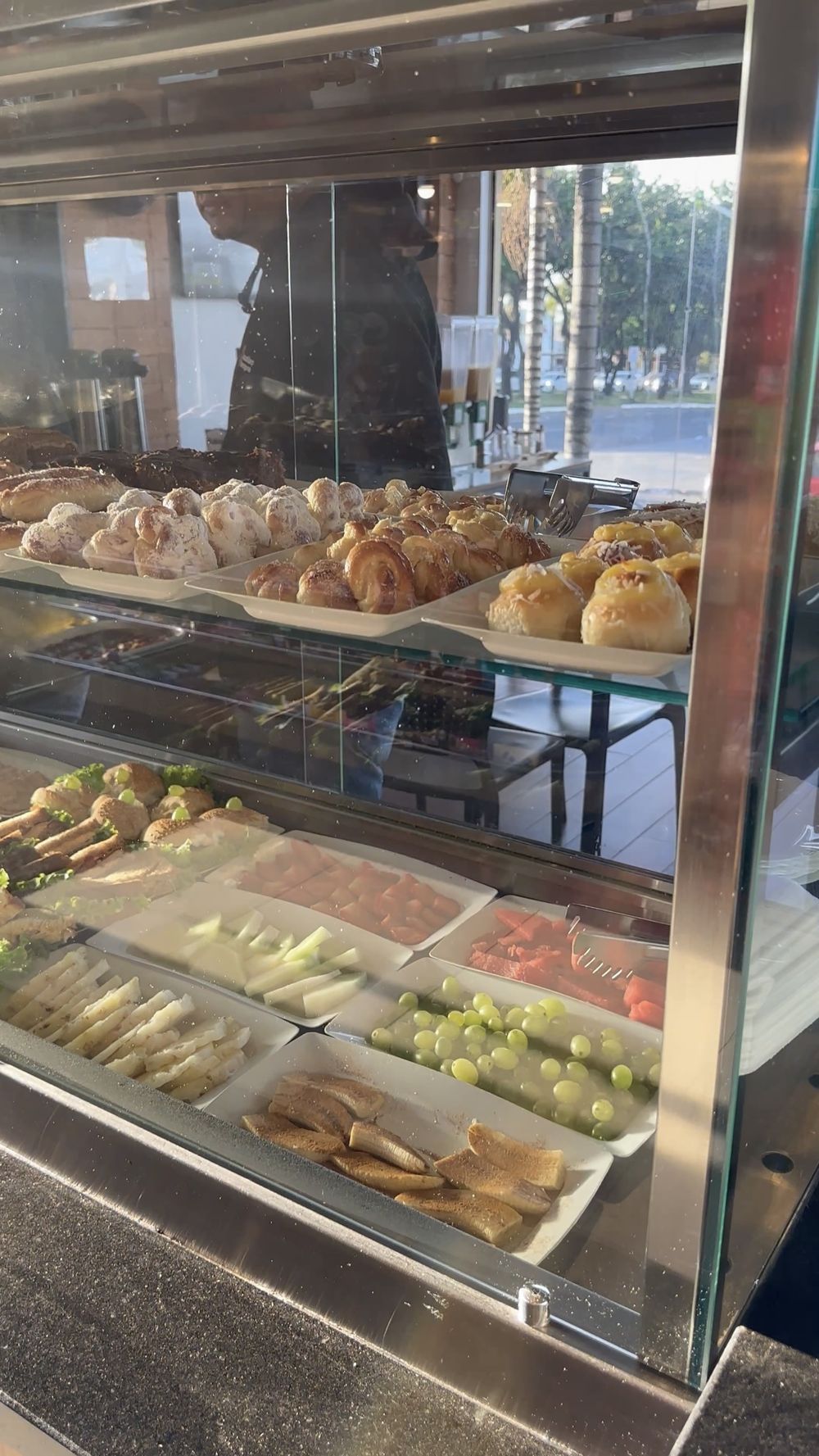 Buffet completo exposto no salão da Stravaganza