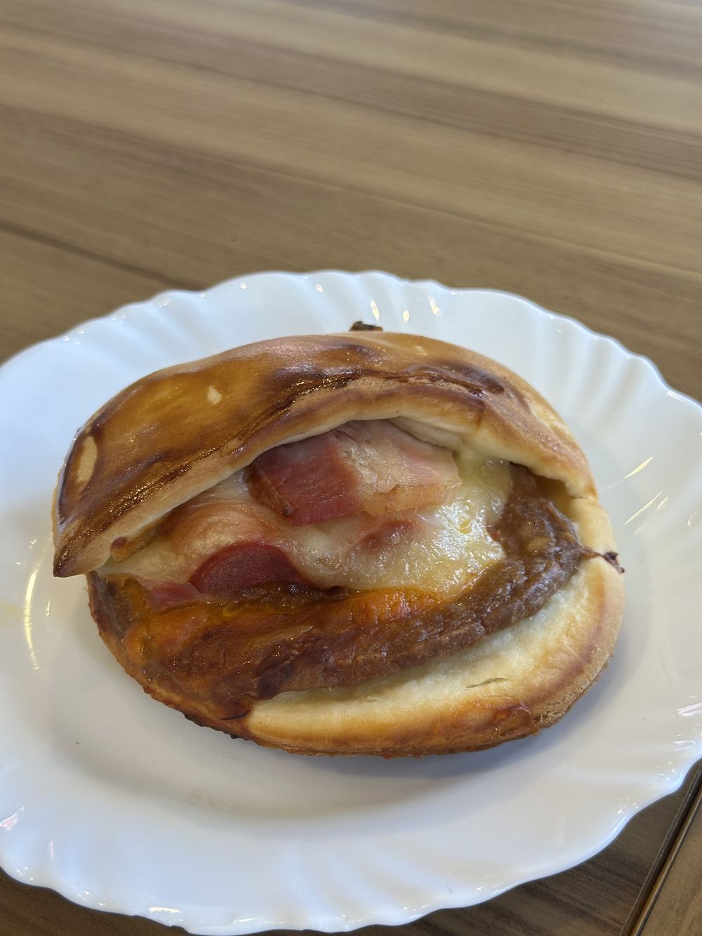 Salgado aberto assado, com bacon e queijo derretido